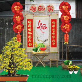 Mẫu trang trí tết đơn giản với câu đối thư pháp