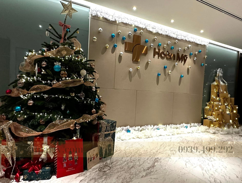 23 1 e1762673203955 Mẫu trang trí Noel cho bệnh viện với hình ảnh cây thông hộp quà