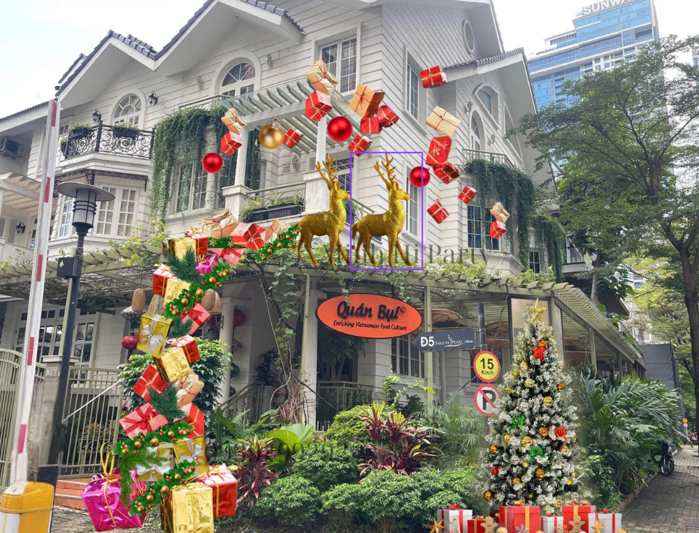 Trang tri tieu canh Noel 3 e1762673275546 Mẫu thiết kế trang trí noel cho quán Bụi do Minh Hi Party thực hiện