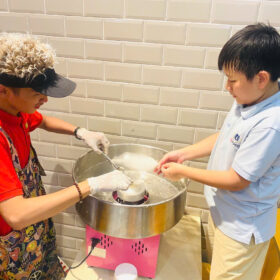 Dịch vụ làm kẹo bông gòn sự kiện và cho thuê chú hề làm kẹo bông gòn tiết kiệm chi phí cho doanh nghiệp nhưng mang hiệu ứng đáng kể