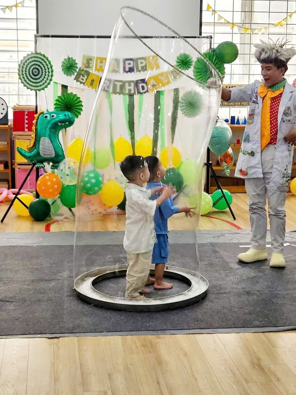 dich vu ao thuat bong bong xa phong MinhHiParty 1 Biểu diễn bong bóng xà phòng