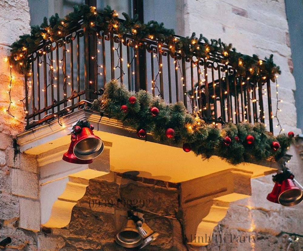 trang tri ban cong theo chu de Noel e1762673394895 Trang trí Noel cho ban công tạo không khí Noel ấm áp