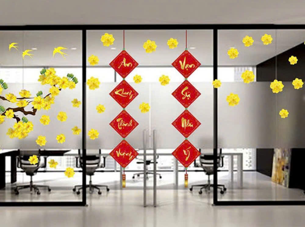 trang tri tet 2 13 e1756204925781 Decal trang trí tết trên cửa kính văn phòng