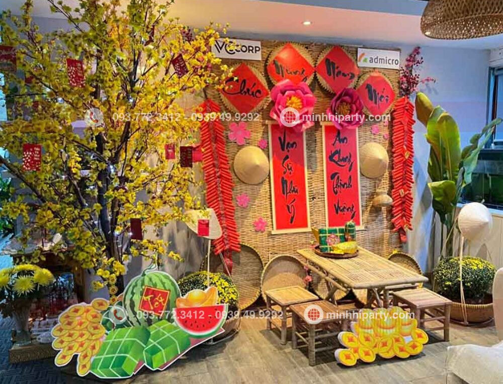 Mẫu tiểu cảnh tết kết hợp hoa mai với hoa đào