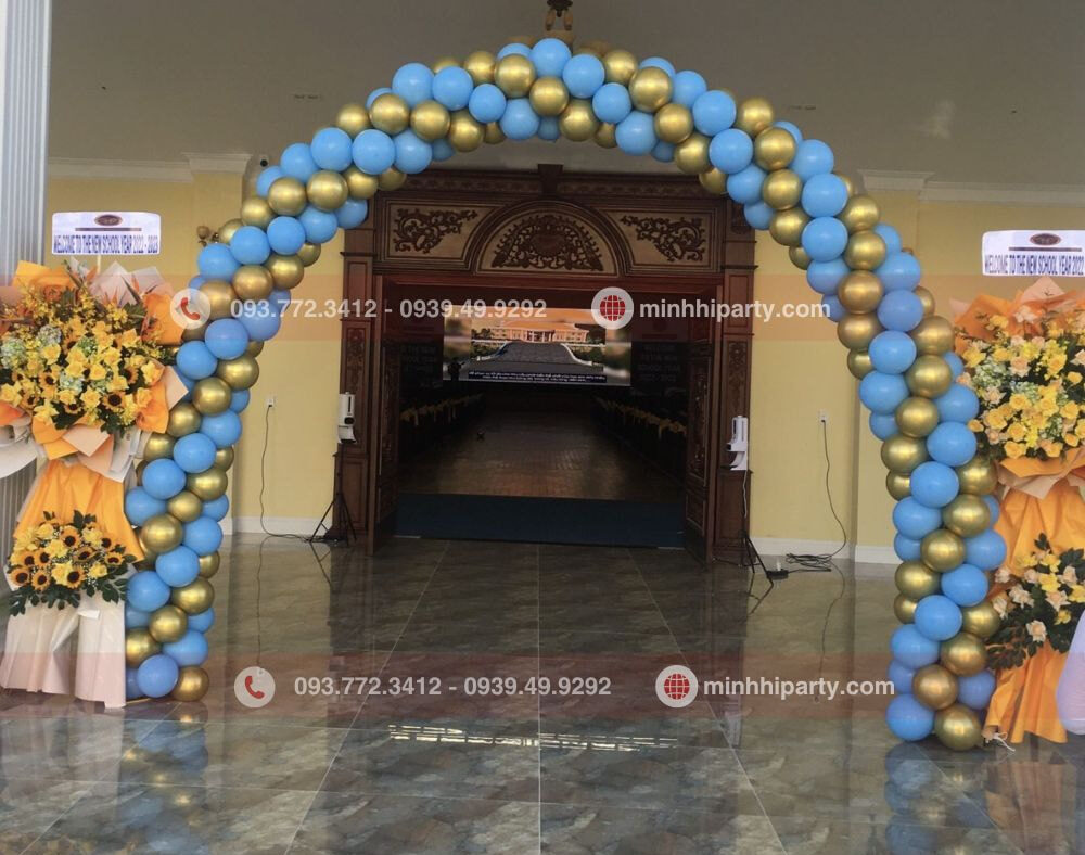 trang trí khai trương với cổng bong bóng tone màu xanh vàng