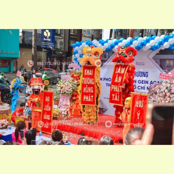 Múa lân khai trương cho cửa hàng