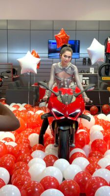 le chuc mung ngoc trinh so huu xe panigale v4s 6 1