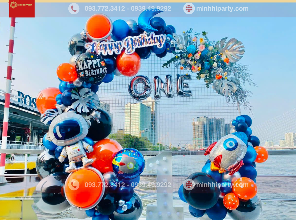 mau trang tri thoi noi cho be trai 3 2 e1753078144372 Mẫu trang trí thôi nôi bé trai ngoài trời chủ đề vũ trụ phi hành gia