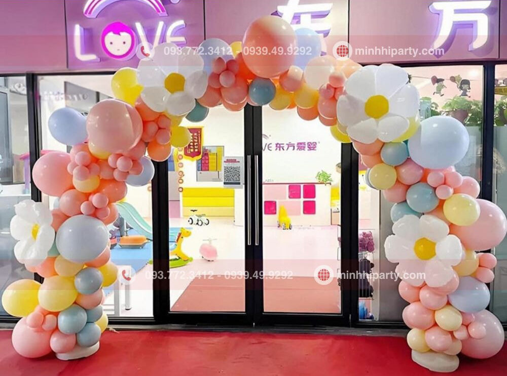 Cổng bong bóng khai trương được trang trí tone màu pastel 
