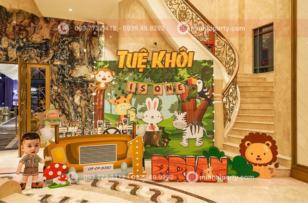 trang tri sinh nhat 1 6 e1753109232332 Trang trí thôi nôi bé trai Tuệ Khôi chủ đề phim hoạt hình rừng xanh