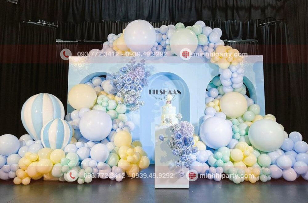 trang tri sinh nhat 1 e1753108436128 Mẫu trang trí thôi nôi bé trai DILSHAAN chủ đề khinh khí cầu