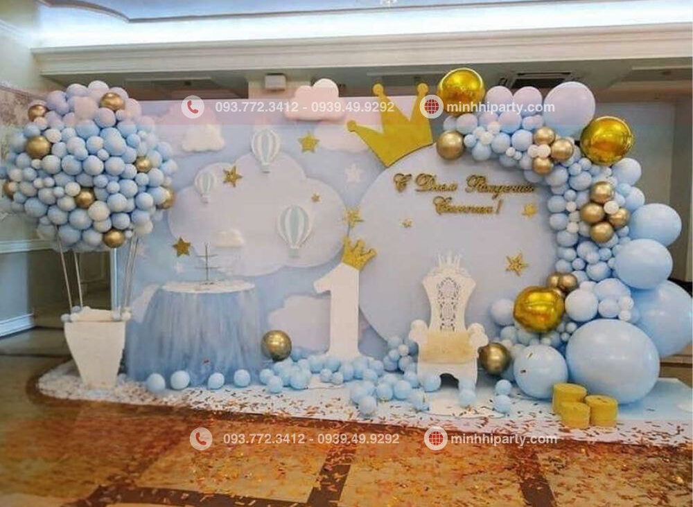 trang tri thoi noi 1 89 e1754368893871 Trang trí thôi nôi bé trai tại nhà hàng với thiết kế độc đáo và mô hình khinh khí cầu đẹp mắt