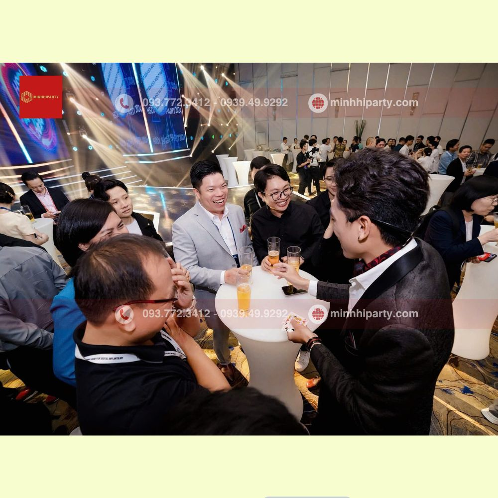 Dich vu thue ao thuat gia bieu dien ao thuat duong pho 8 www.minhhiparty.com