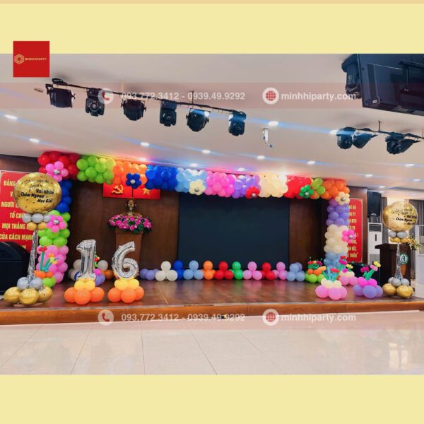 Thi công viền bong bóng trang trí sân khấu khai giảng năm học mới