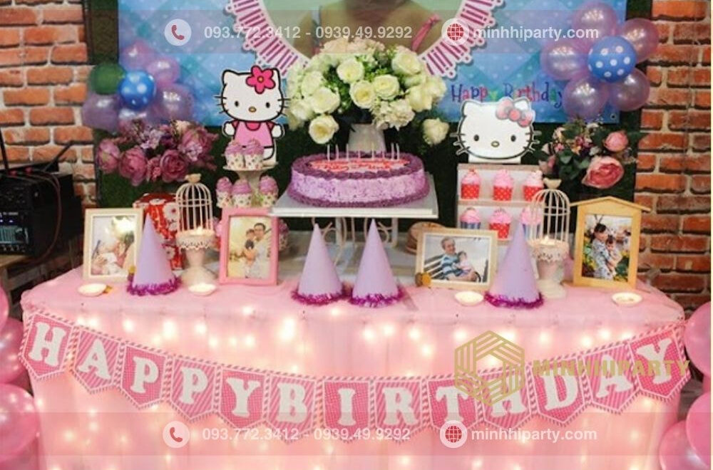 trang tri thoi noi 1 18 e1754364692736 trang trí bàn tiệc thôi nôi cho bé gái với tông hồng kết hợp đèn led