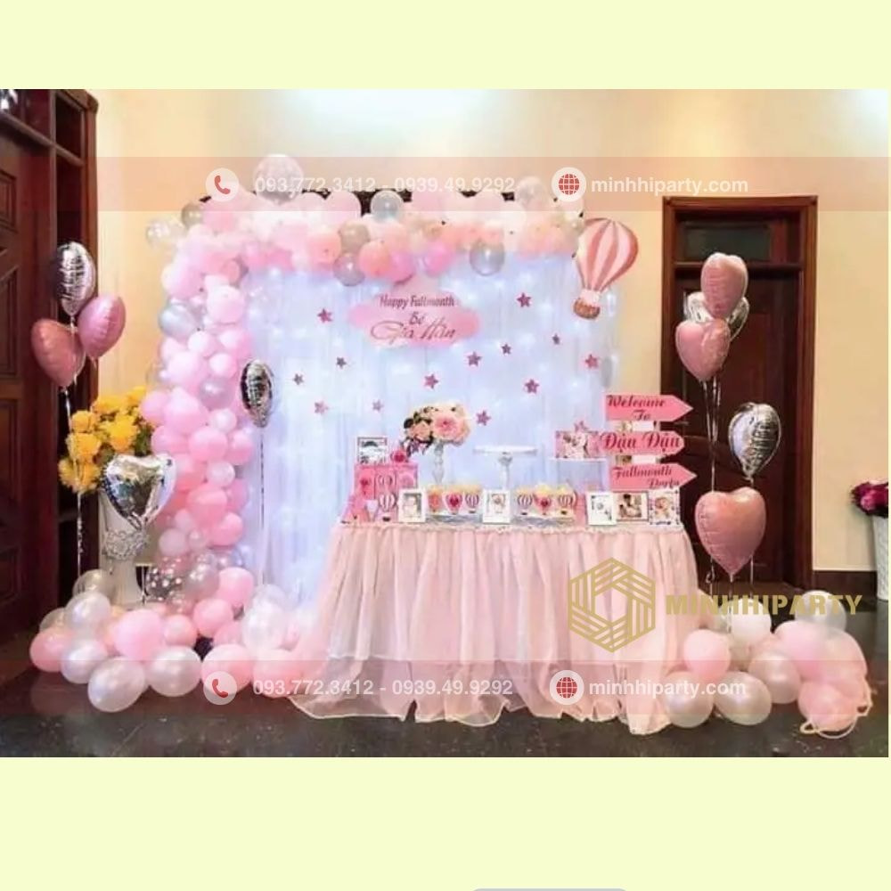 trang trí bàn tiệc thôi nôi cho bé gái tại nhà với backdrop rèm vải