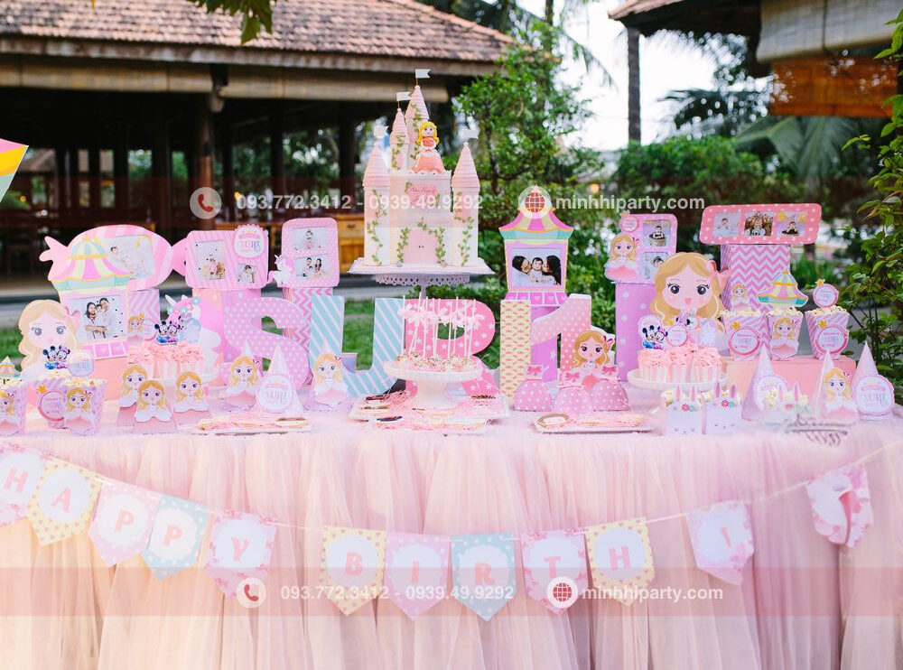 trang tri thoi noi 1 4 1 e1754365005817 Ý tưởng trang trí bàn thôi nôi cho bé gái chủ đề công chúa Ariel ngoài trời sang trọng
