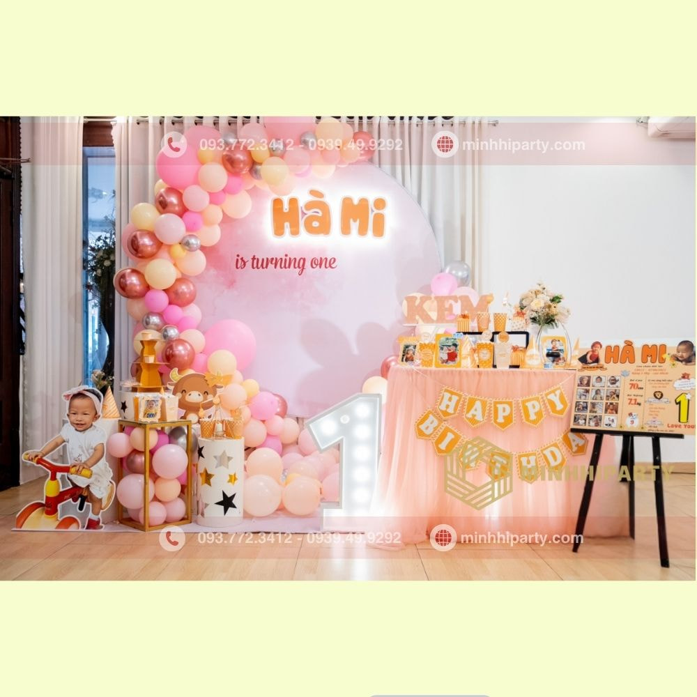 Trang trí bàn tiệc thôi nôi bé gái với tone màu hồng pastel