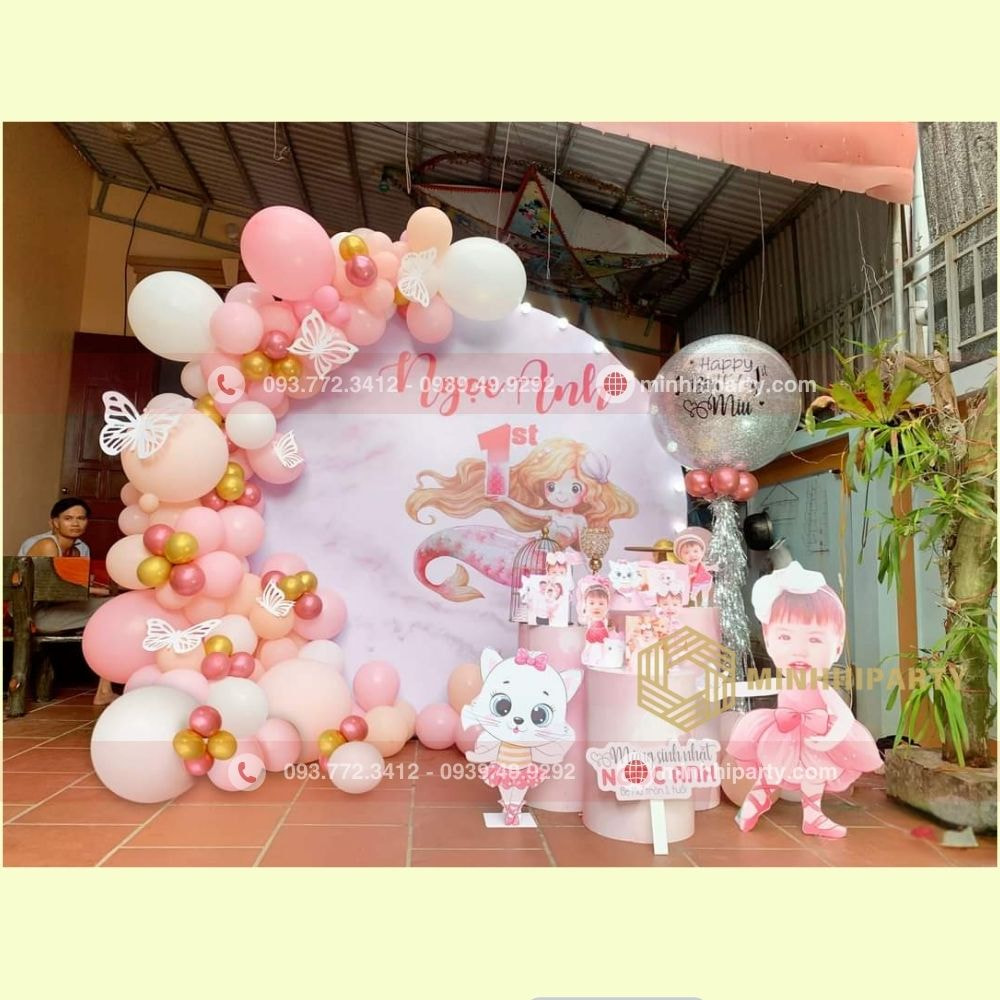 Trang trí thôi nôi bé gái tại nhà với bacdrop và bóng bay cùng tone màu với màu chủ đạo của bữa tiệc