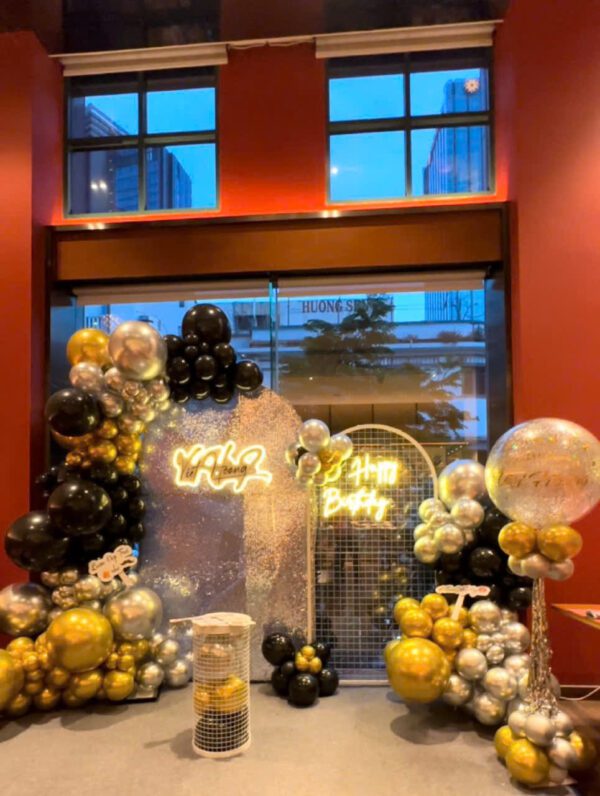 Backdrop trang trí sinh nhật Việt Hoàng với đèn led Neon sang trọng do Minh Hi Party thực hiện