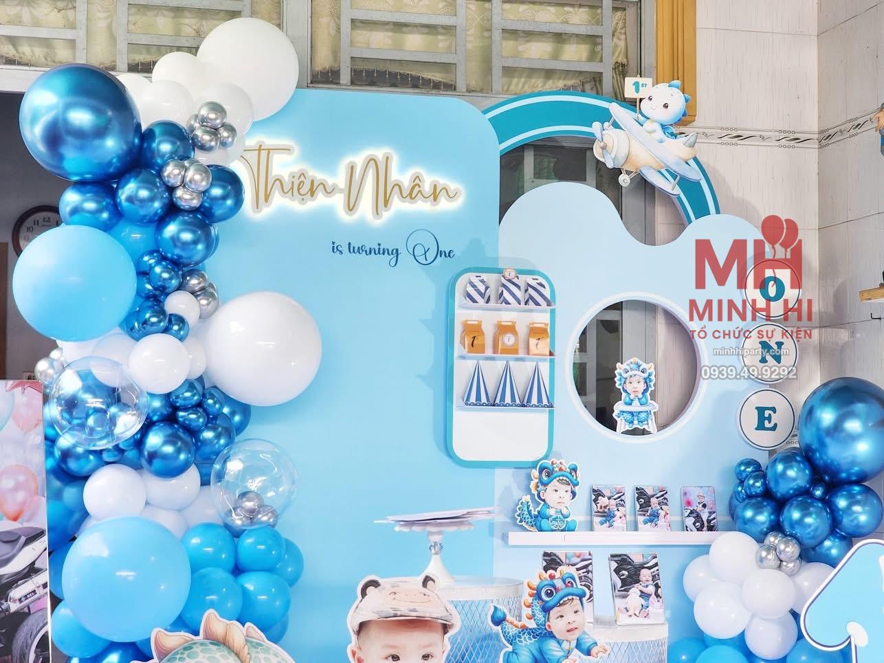 IMG 2522 Trang trí bé rồng Thiện Nhân với backdrop có bảng tên viền Led siêu đẹp