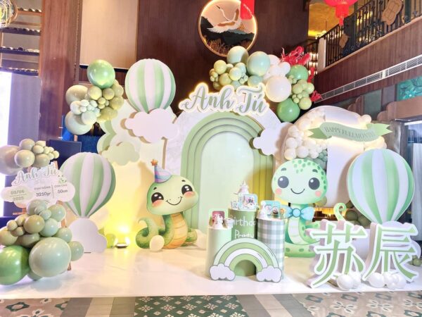 Mẫu trang trí đầy tháng bé tuổi Tỵ Anh Tú