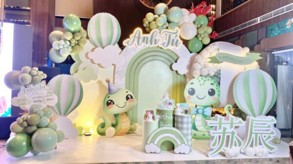 Bong bóng tone xanh trắng nổi bật mẫu trang trí bé Anh Tú tuổi Tỵ