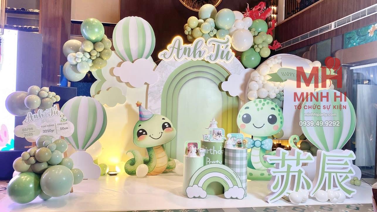 IMG 2661 Bong bóng tone xanh trắng nổi bật mẫu trang trí bé Anh Tú tuổi Tỵ