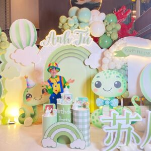 Backdrop trang trí đầy tháng bé tuổi Tỵ kết hợp chú hề hoạt náo khuấy động không khí buổi tiệc