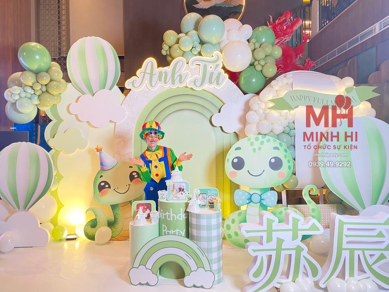 IMG 2665 Backdrop trang trí đầy tháng bé tuổi Tỵ kết hợp chú hề hoạt náo khuấy động không khí buổi tiệc