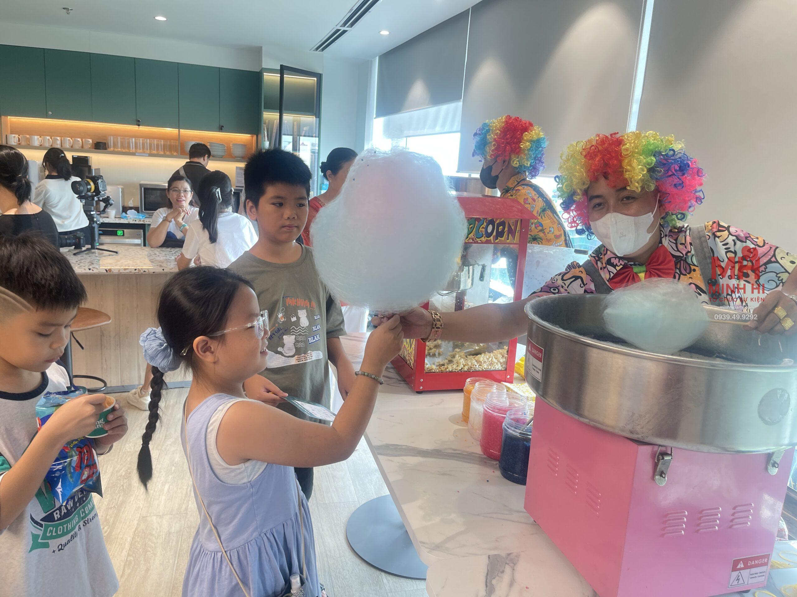 IMG 2999 scaled Dịch vụ làm kẹo bông gòn do Minh Hi Party cung cấp