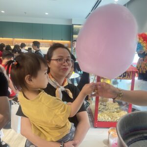 IMG 3018 1 Chú hề tặng kẹo bông gòn tại sự kiện