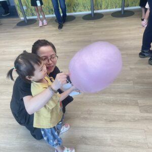 Em nhỏ thích thú khi trải nghiệm kẹo bông gòn
