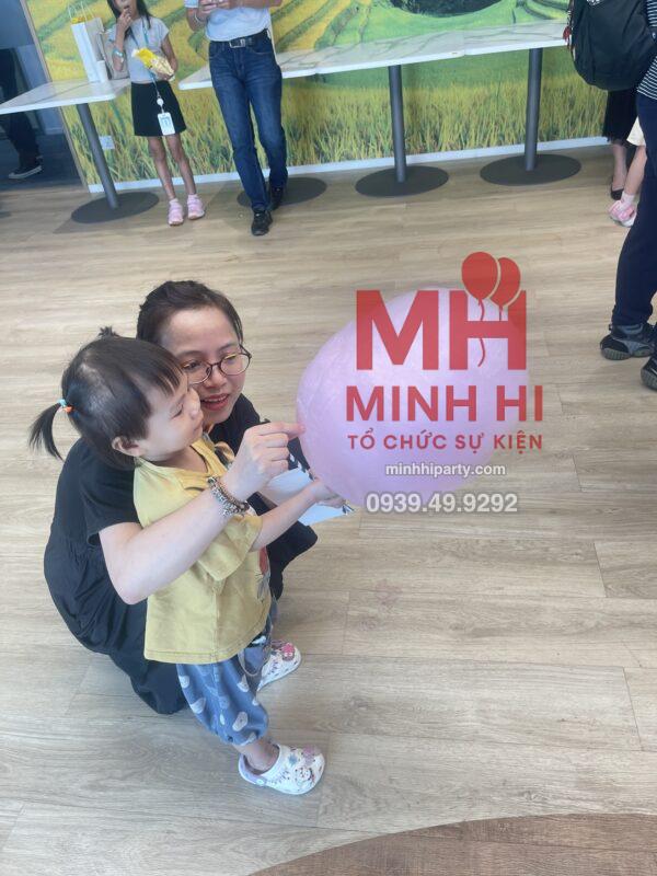 Em nhỏ thích thú khi trải nghiệm kẹo bông gòn