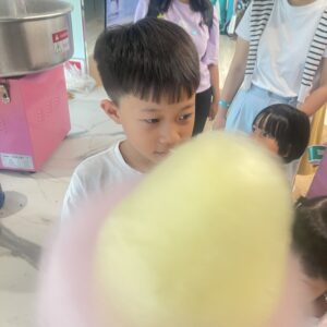 chú hề làm kẹo bông gòn với nhiều màu sắc hấp dẫn