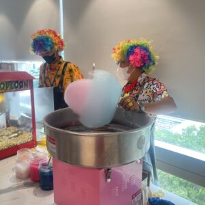 IMG 3044 Chú hề làm kẹo bông gòn tại sự kiện do Minh Hi Party cung cấp