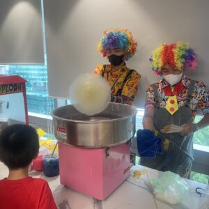 IMG 3059 Chú hề làm kẹo bông gòn tại sự kiện trao học bổng