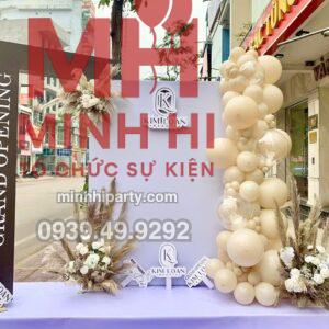 Trang tri su kien khai truong 45 1 Trang trí khai trương cửa hàng kết hợp hoa tươi sang trọng
