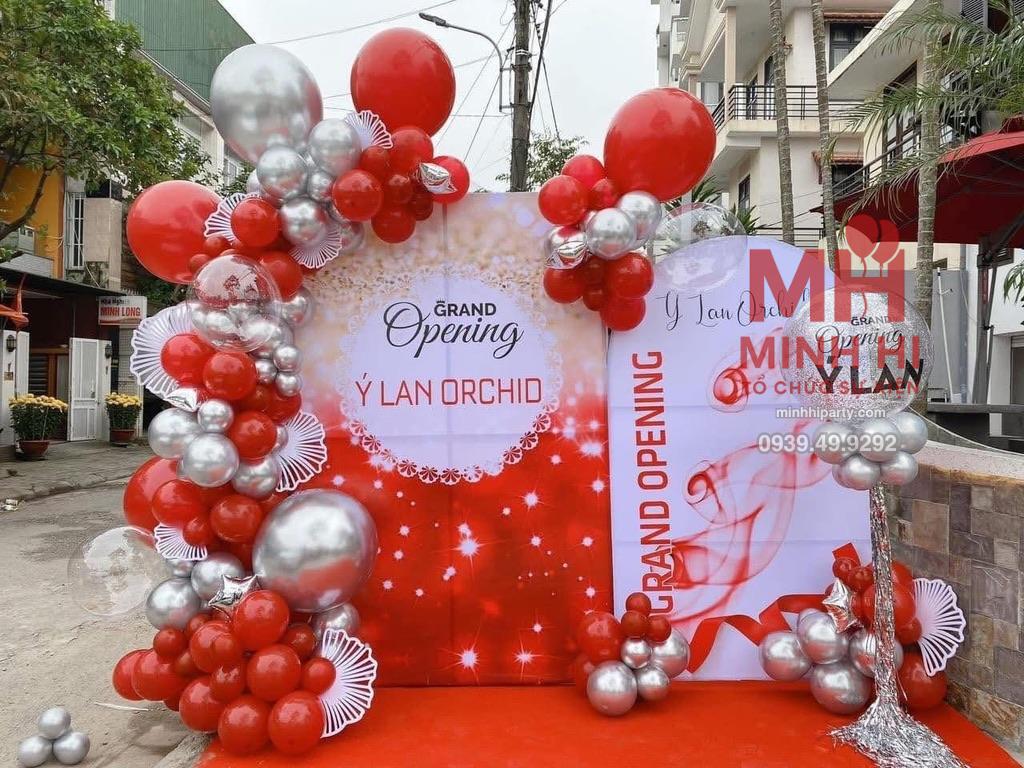 Trang tri su kien khai truong 48 TRang trí khai trương cửa hàng tone đỏ bạc sang trọng