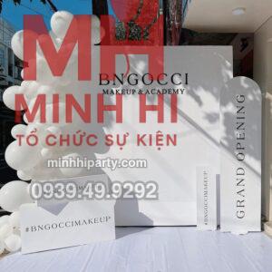 Trang tri su kien khai truong 51 Trang trí khai trương cửa hàng tone trắng ngọc trai sang trọng