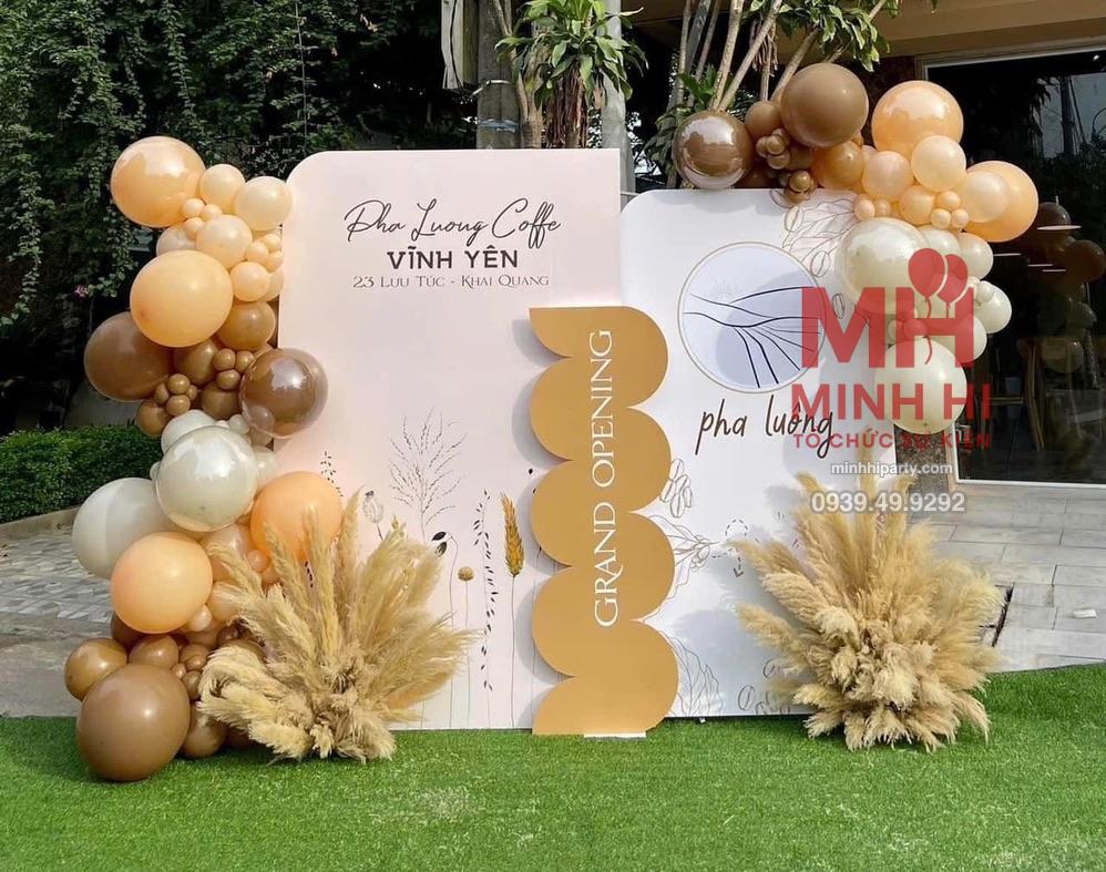 Trang tri su kien khai truong 55 Backdrop trang trí khai trương cửa hàng ngoài trời