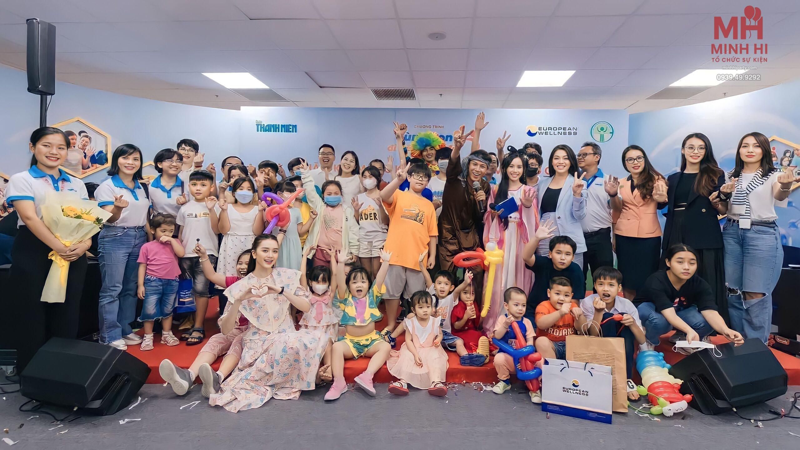 checkin.remini enhanced scaled Chú cuội chị hằng chụp hình lưu niệm tại sự kiện trung thu cho các em thiếu nhi