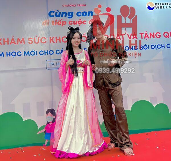 Hình ảnh chú cuôi chị hằng cung cấp bởi Minh Hi Party