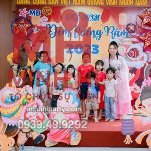 Chú cuội chị Hằng chụp ảnh cùng các bạn nhỏ khách mời