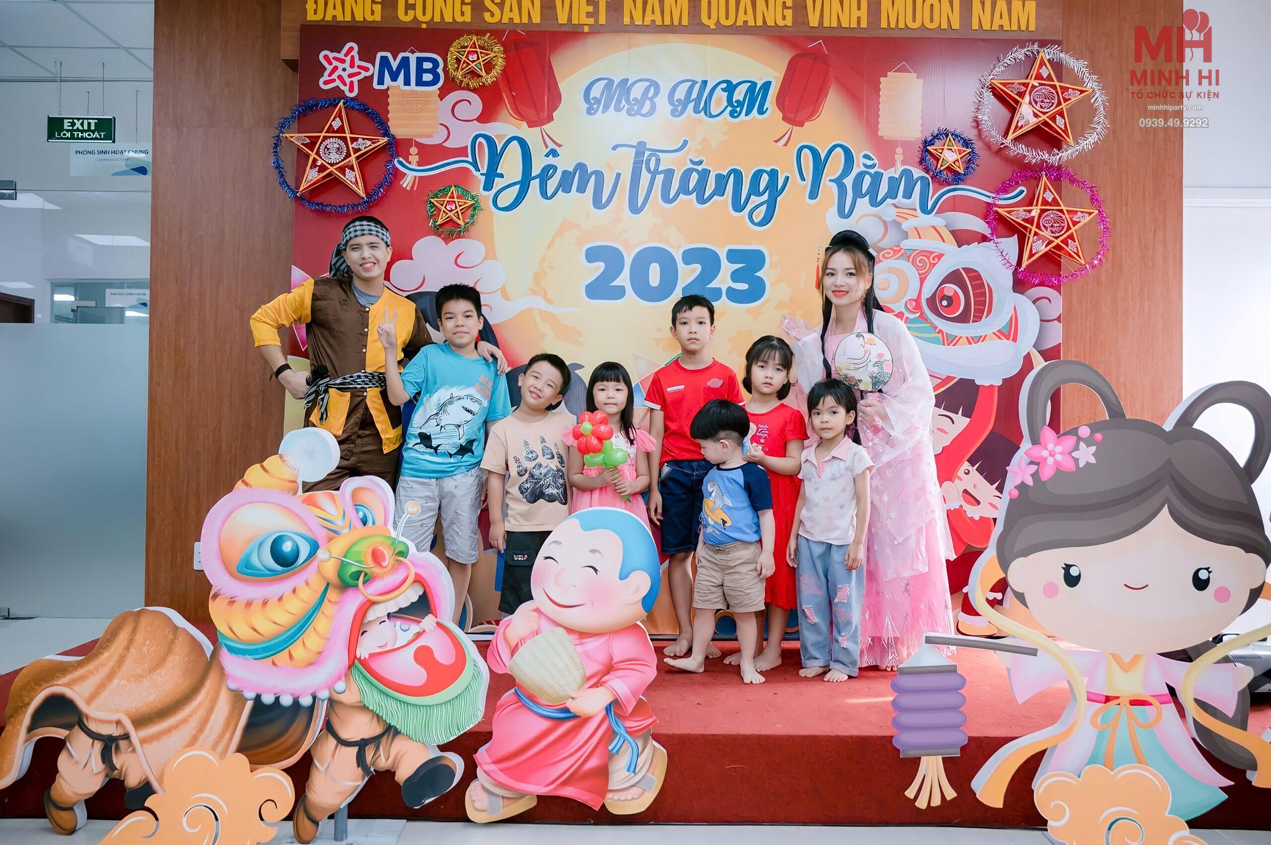 chu.remini enhanced scaled Chú cuội chị Hằng chụp ảnh cùng các bạn nhỏ khách mời