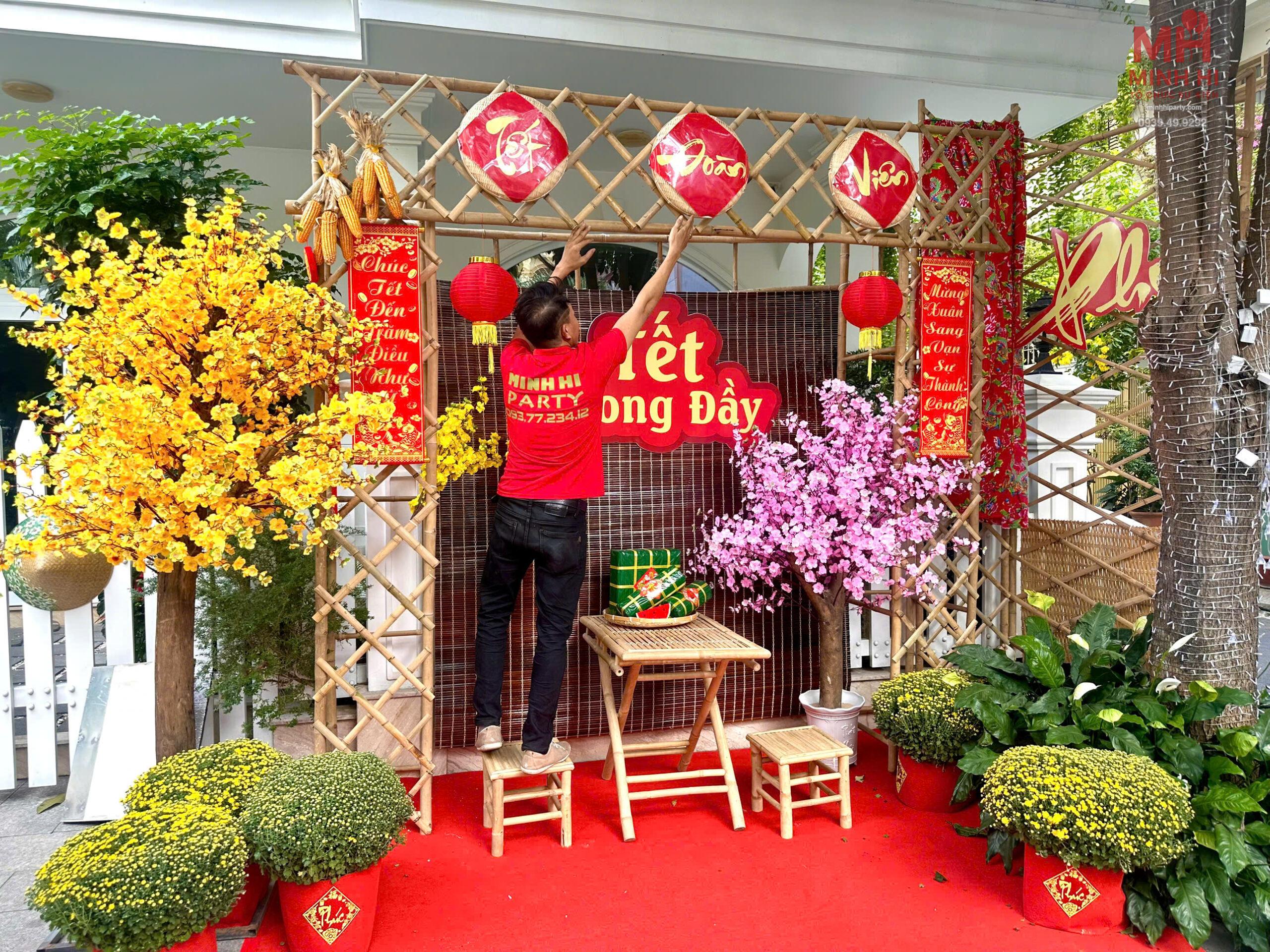 Mẫu trang trí tết cho không gian trước nhà hoặc sân vườn thực hiện bởi Minh Hi Party