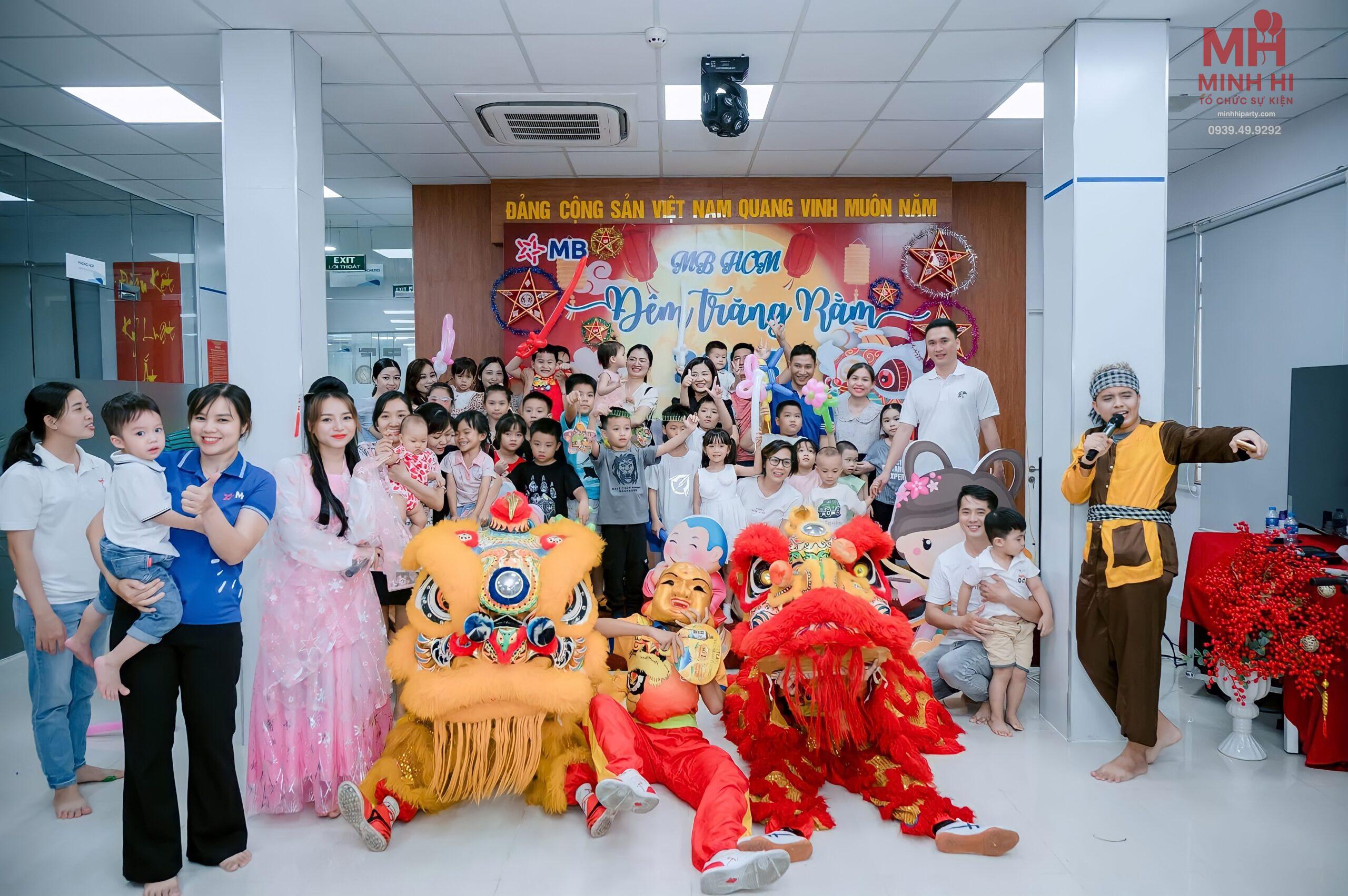 2 lân biểu diễn trung thu chụp ảnh kỷ niệm cùng mọi người