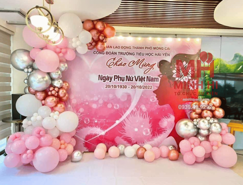 trang tri 2010 Backdrop với sự kết hợp của tone hồng và trắng điểm bạc