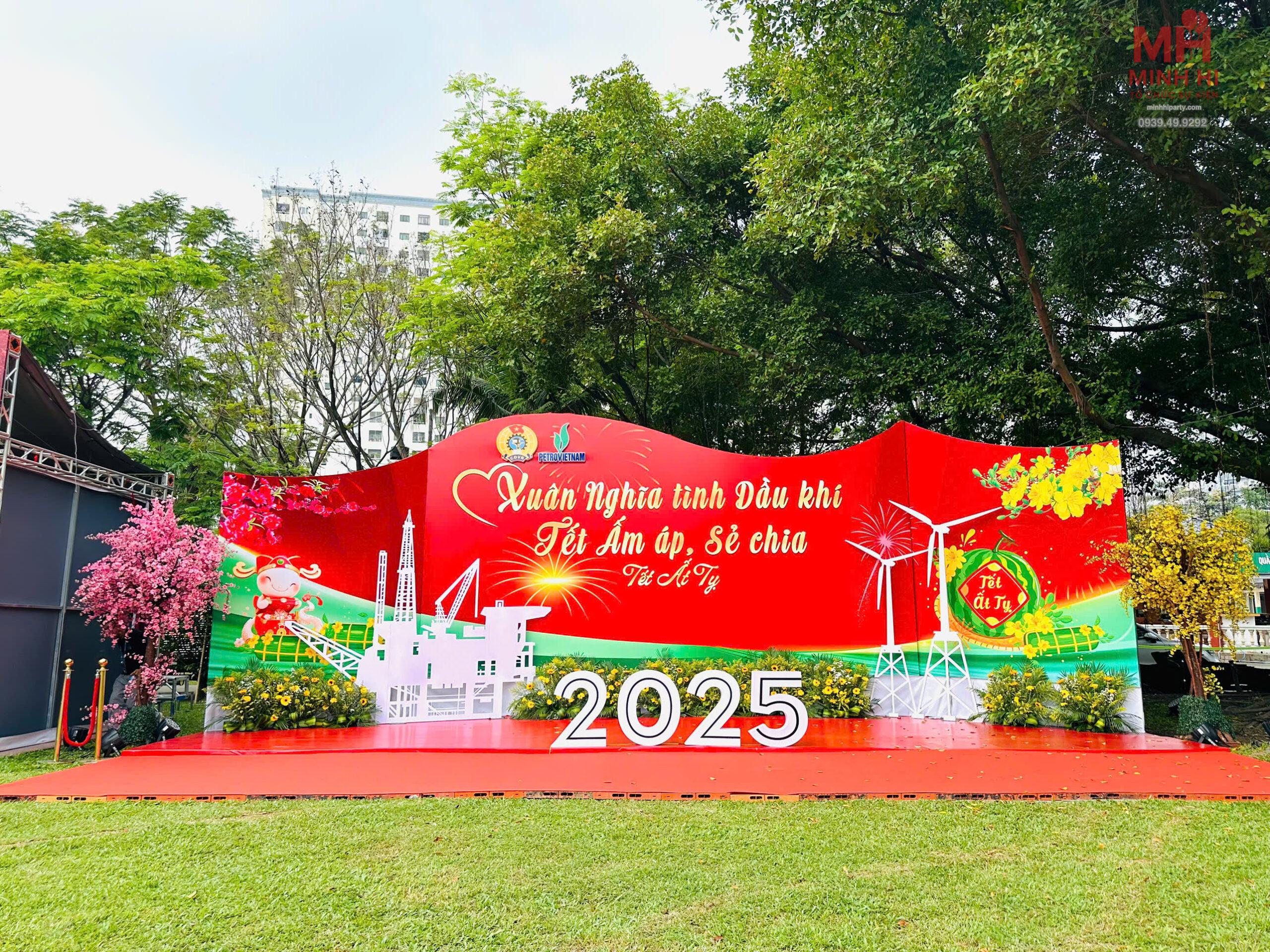 Mẫu trang trí sân khấu Tết thực hiện bởi MInh Hi