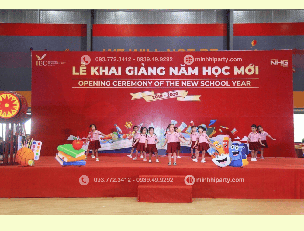 Trang tri khai giang 6 Mẫu trang trí background cho khai giảng trường quốc tế